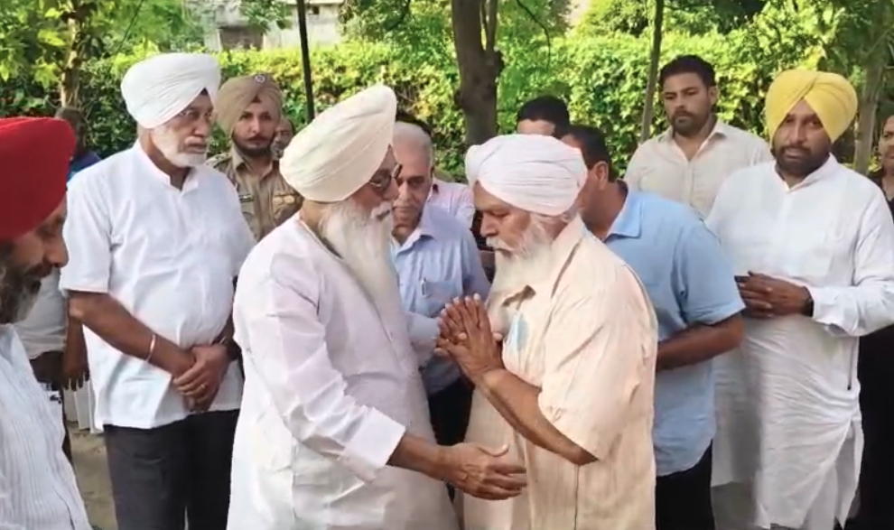 ਜਲੰਧਰ ਪਹੁੰਚੇ ਡੇਰਾ ਬਿਆਸ ਮੁਖੀ ਗੁਰਿੰਦਰ ਸਿੰਘ, ਮਹਿੰਦਰ ਸਿੰਘ ਕੇਪੀ ਦੇ ਪਰਿਵਾਰ ਨਾਲ ਜਤਾਇਆ ਦੁੱਖ਼